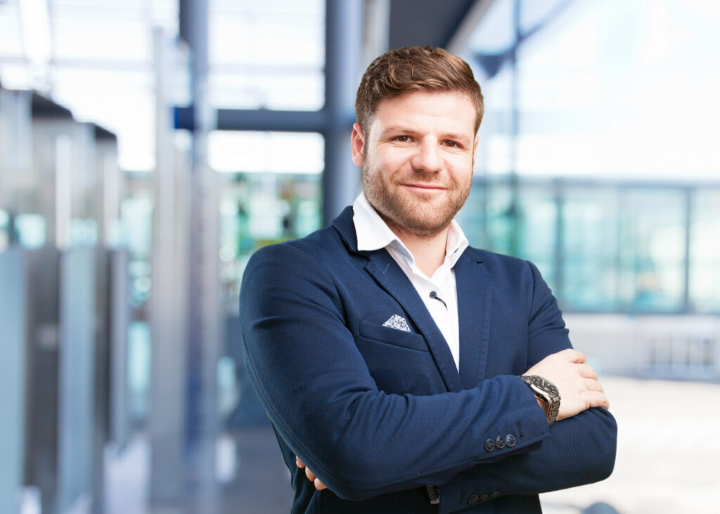 Selbstbewusster Mann im modernen Büro.